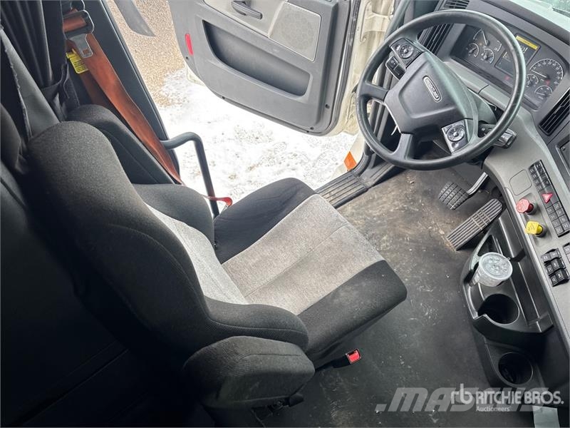 Freightliner Cascadia 126 6x4 T/A Sleeper Truck Tractor (Inoper 트랙터 유닛