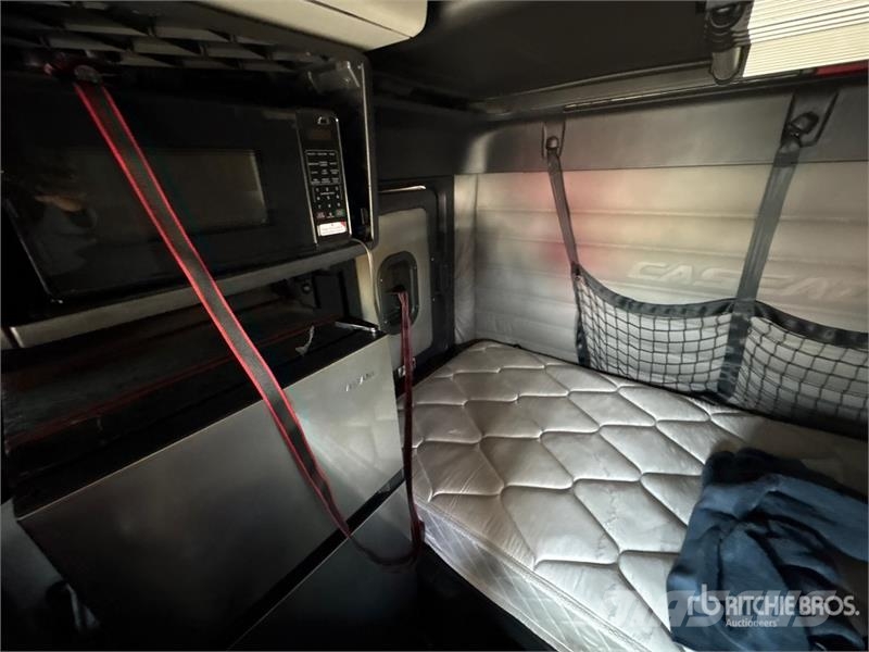 Freightliner Cascadia 126 6x4 T/A Sleeper Truck Tractor (Inoper Trekkvogner