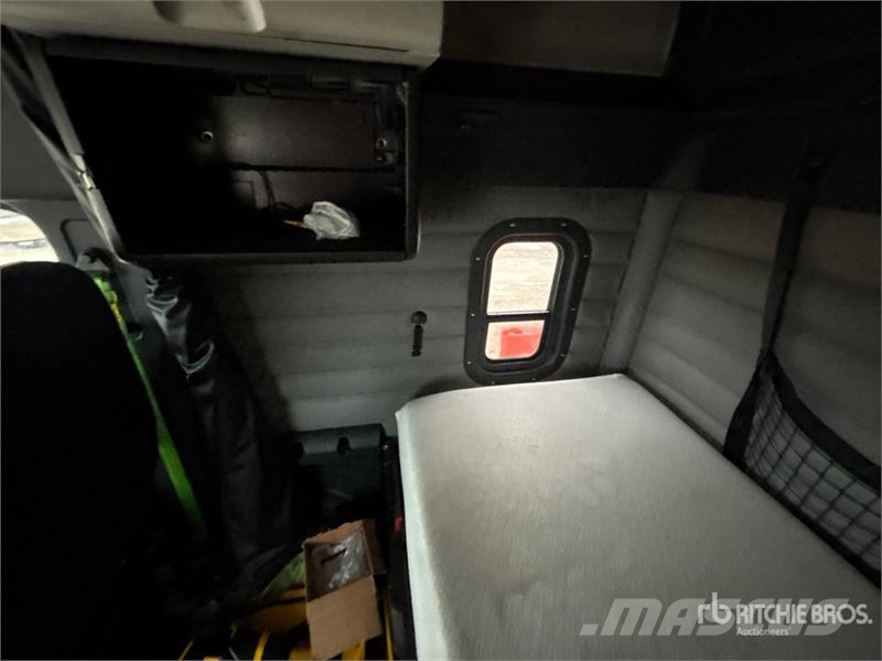 Freightliner Cascadia 126 6x4 T/A Sleeper Truck Tractor Влекачи
