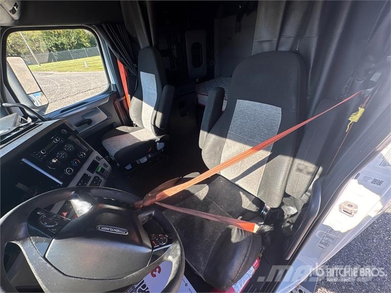 Freightliner Cascadia 126 6x4 T/A Sleeper Truck Tractor (Inoper Camiones tractor