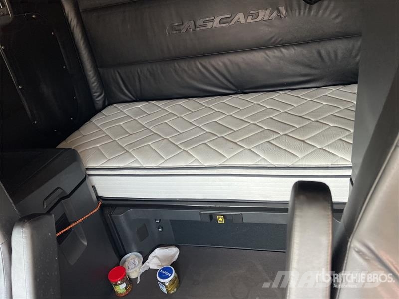 Freightliner Cascadia 126 6x4 T/A Sleeper Truck Tractor Tegljači