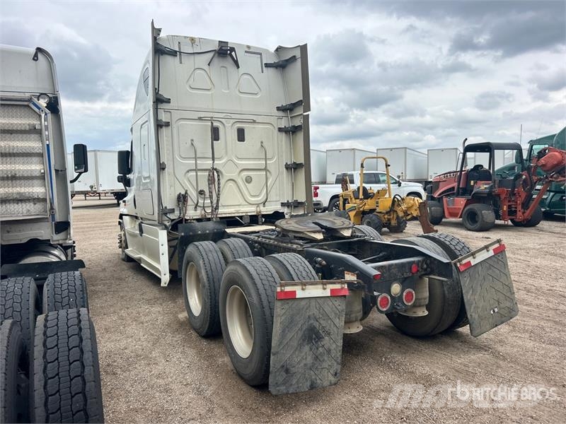 Freightliner Cascadia 125 6x4 T/A Sleeper Truck Tractor (Inoper Trekkers