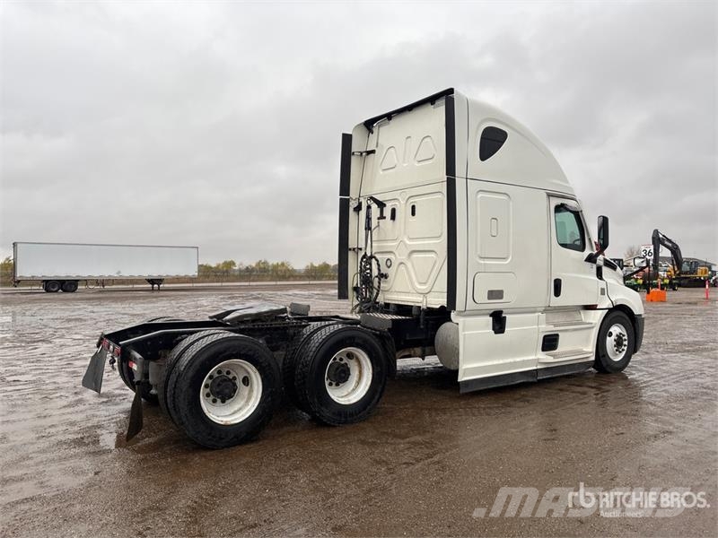 Freightliner Cascadia 126 6x4 T/A Sleeper Truck Tractor Sattelzugmaschinen