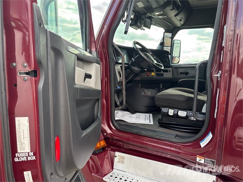 Freightliner Cascadia 126 6x4 T/A Sleeper Truck Tractor وحدات الجر