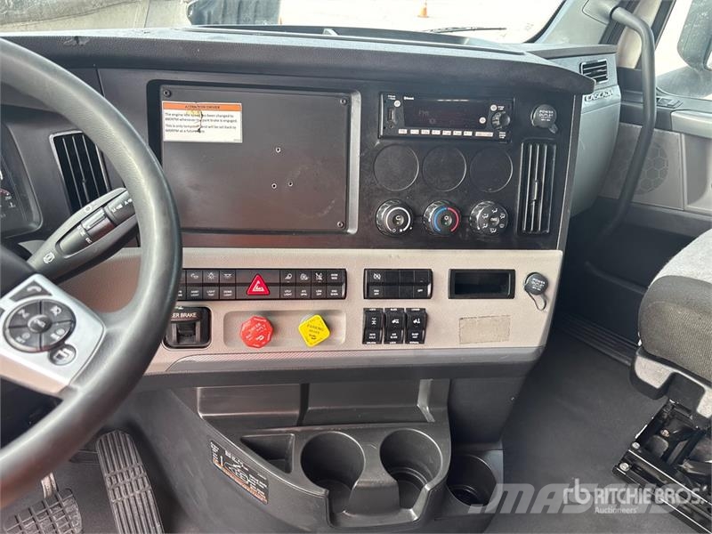 Freightliner Cascadia 126 6x4 T/A Sleeper Truck Tractor Vlačilci