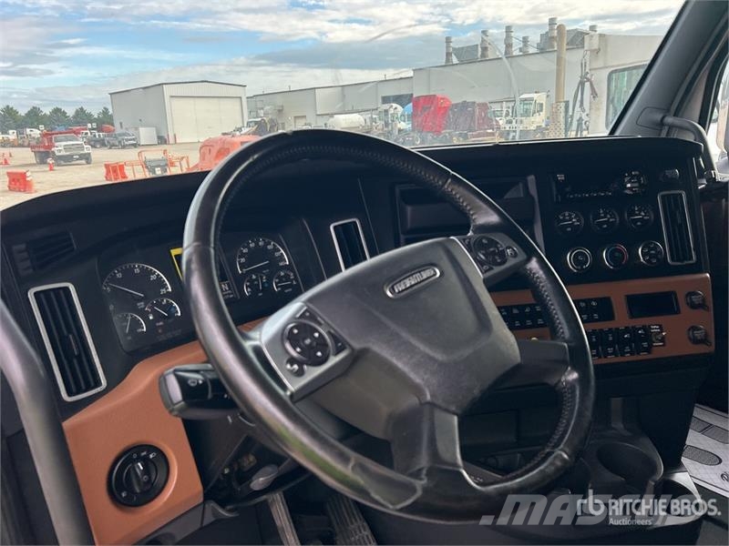 Freightliner Cascadia 126 6x4 T/A Sleeper Truck Tractor Tractores (camiões)