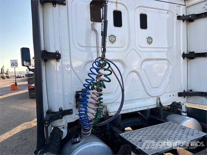 Freightliner Cascadia 125 6x4 T/A Sleeper Truck Tractor Sattelzugmaschinen