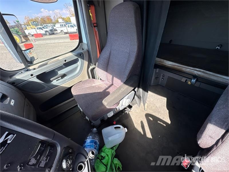 Freightliner Cascadia 125 6x4 T/A Sleeper Truck Tractor Tegljači