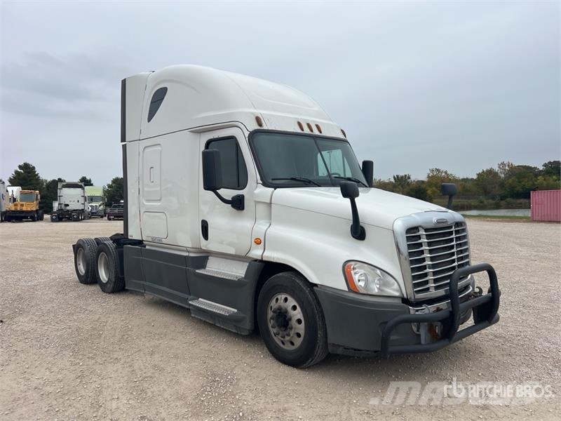 Freightliner Cascadia 125 6x4 T/A Sleeper Truck Tractor Тягачі