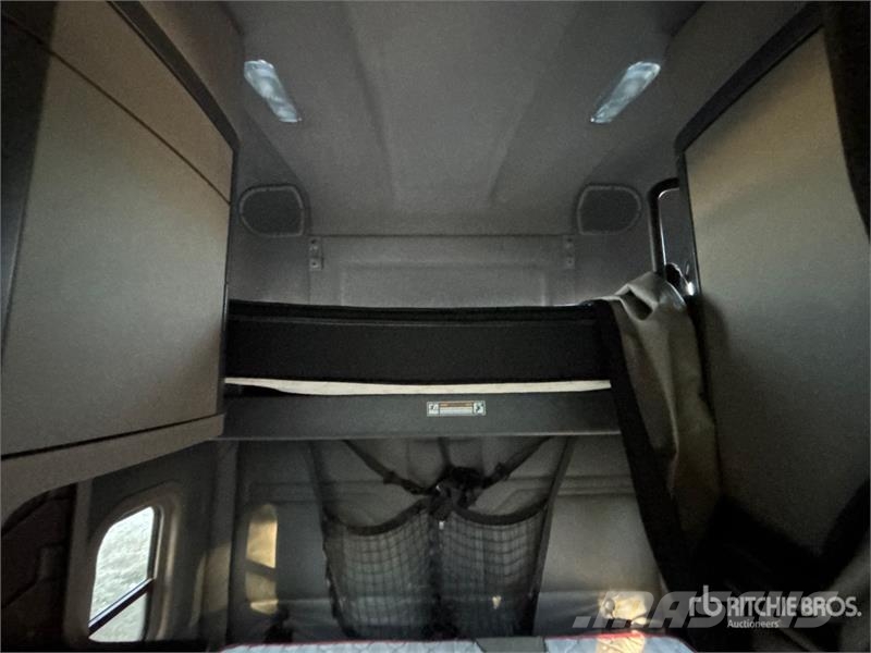 Freightliner Cascadia 125 6x4 T/A Sleeper Truck Tractor Trekkers