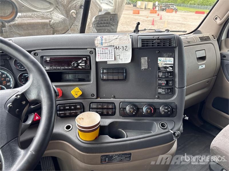 Freightliner Cascadia 125 6x4 T/A Sleeper Truck Tractor Vlačilci