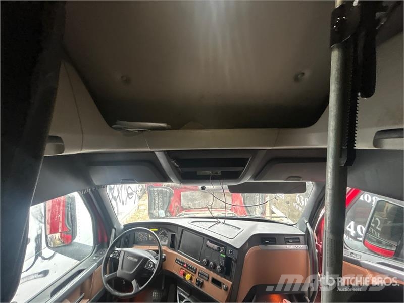 Freightliner Cascadia 126 6x4 T/A Sleeper Truck Tractor Ciągniki siodłowe