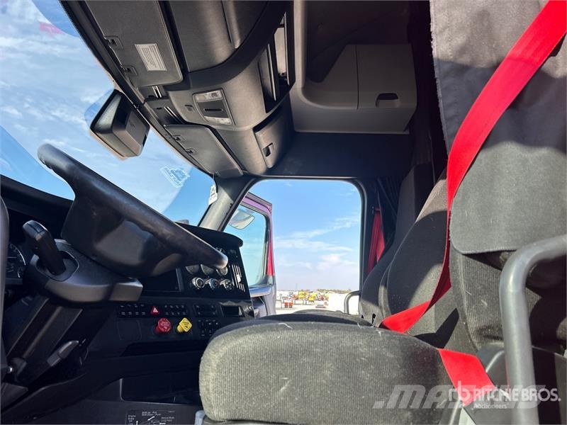 Freightliner Cascadia 126 6x4 T/A Sleeper Truck Tractor Tegljači