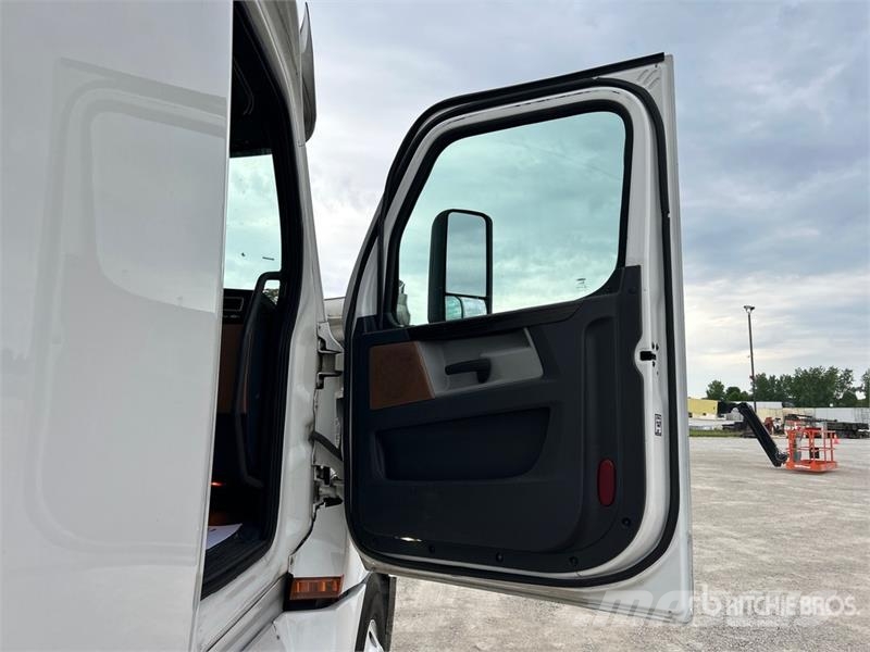 Freightliner Cascadia 126 6x4 Rebuilt Title** T/A Sleeper Truck Trekkers