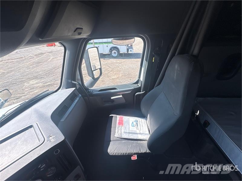 Freightliner Cascadia 126 6x4 T/A Sleeper Truck Tractor Sattelzugmaschinen