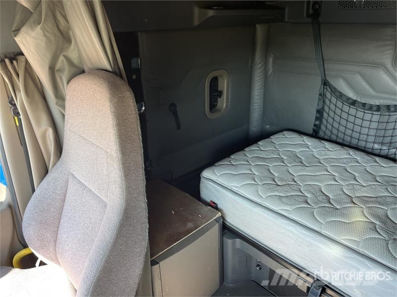 Freightliner Cascadia 125 6x4 T/A Sleeper Truck Tractor Cabezas tractoras