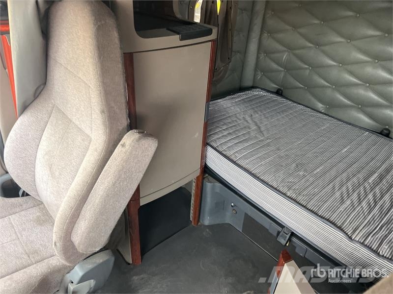 Freightliner Cascadia 125 6x4 T/A Sleeper Truck Tractor Tractor Units