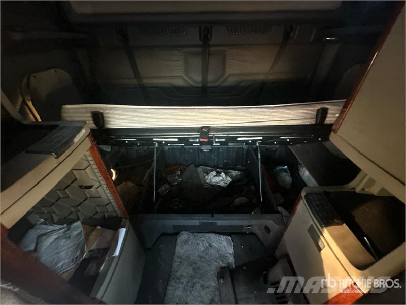 Freightliner Cascadia 125 6x4 T/A Sleeper Truck Tractor Autotractoare