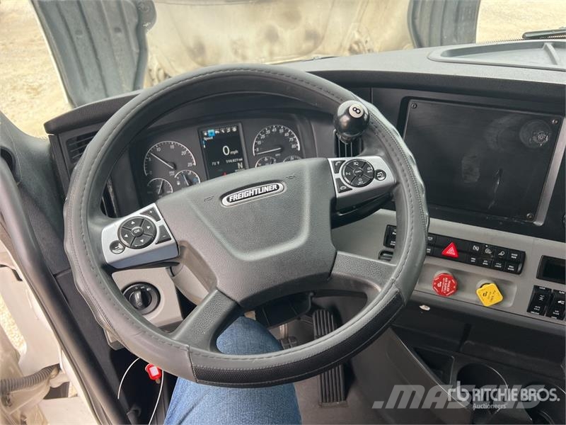 Freightliner Cascadia 126 6x4 T/A Sleeper Truck Tractor Motrici e Trattori Stradali