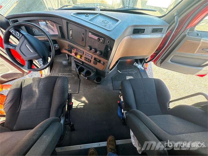 Freightliner Cascadia 126 6x4 T/A Sleeper Truck Tractor Sattelzugmaschinen