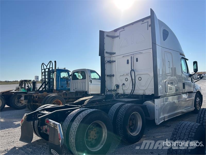 Freightliner Cascadia 126 6x4 T/A Sleeper Truck Tractor Vilcēji