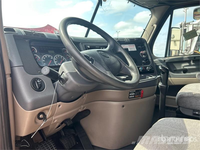Freightliner Cascadia 125 6x4 T/A Sleeper Truck Tractor Vlačilci
