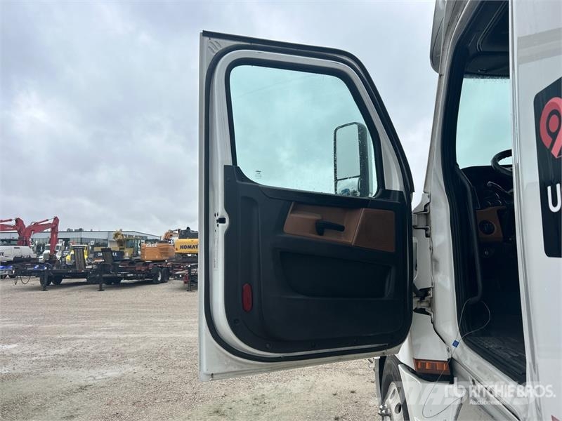 Freightliner Cascadia 126 6x4 T/A Sleeper Truck Tractor Tractor Units