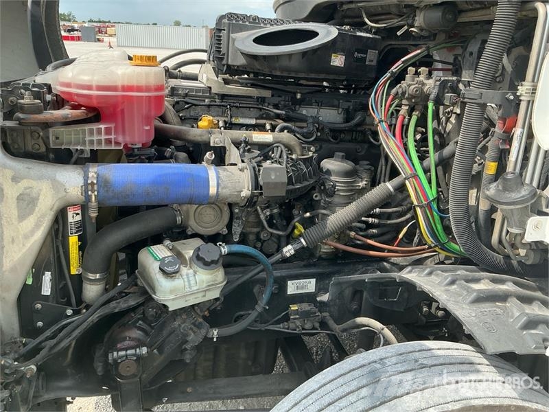 Freightliner Cascadia 126 6x4 T/A Sleeper Truck Tractor Sattelzugmaschinen