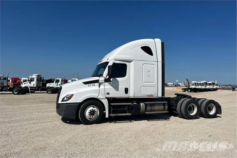 Freightliner Cascadia 126 6x4 T/A Sleeper Truck Tractor Vetopöytäautot