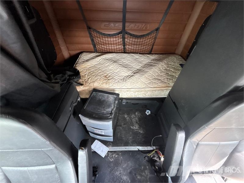 Freightliner Cascadia 126 6x4 T/A Sleeper Truck Tractor (Inoper Cabezas tractoras
