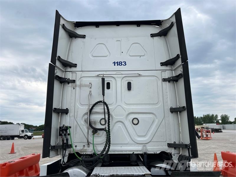 Freightliner Cascadia 126 6x4 Rebuilt Title** T/A Sleeper Truck Trekkers
