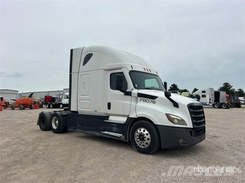 Freightliner Cascadia 126 6x4 T/A Sleeper Truck Tractor Тягачі