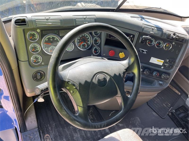 Freightliner Cascadia 125 6x4 T/A Sleeper Truck Tractor Cabezas tractoras