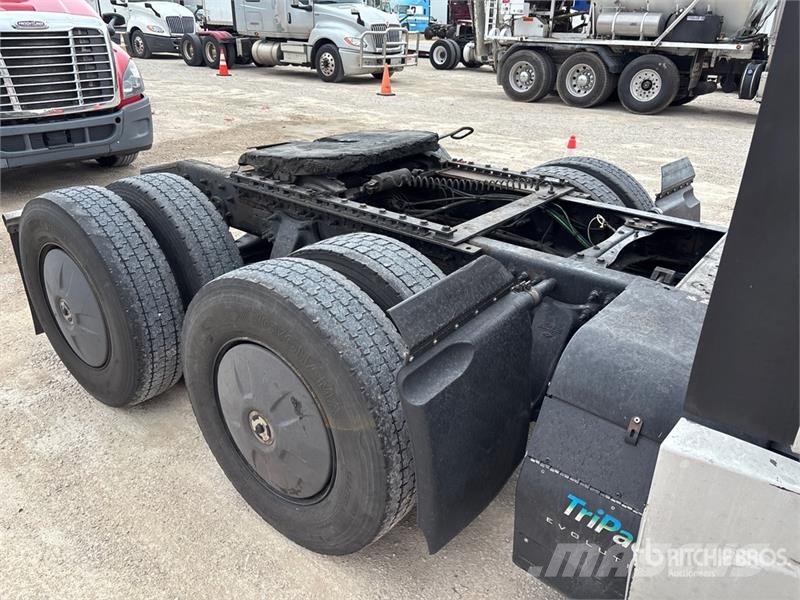 Freightliner Cascadia 126 6x4 T/A Sleeper Truck Tractor Nyergesvontatók