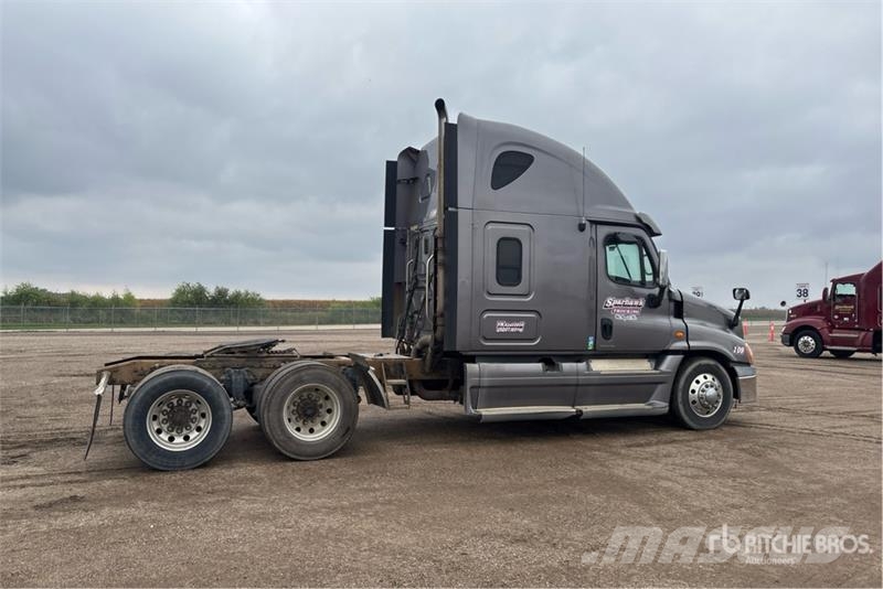 Freightliner Cascadia 125 6x4 T/A Sleeper Truck Tractor 曳引機組件