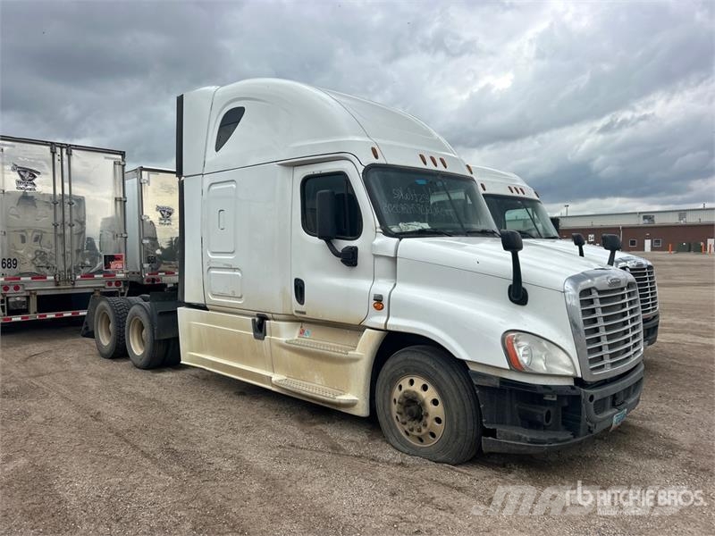 Freightliner Cascadia 125 6x4 T/A Sleeper Truck Tractor (Inoper Trekkers