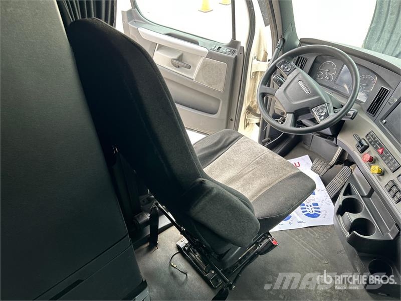 Freightliner Cascadia 126 6x4 Rebuilt Title* T/A Sleeper Truck  Cavalos mecânicos