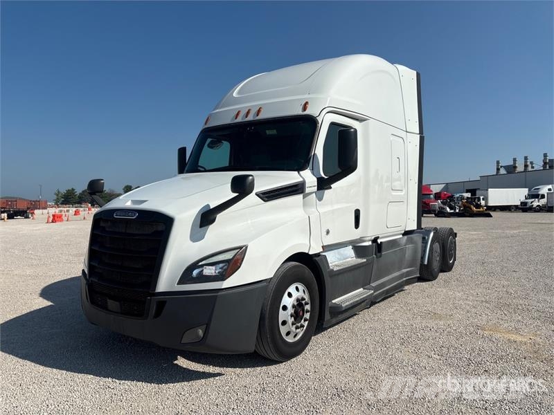 Freightliner Cascadia 126 6x4 T/A Sleeper Truck Tractor Sattelzugmaschinen