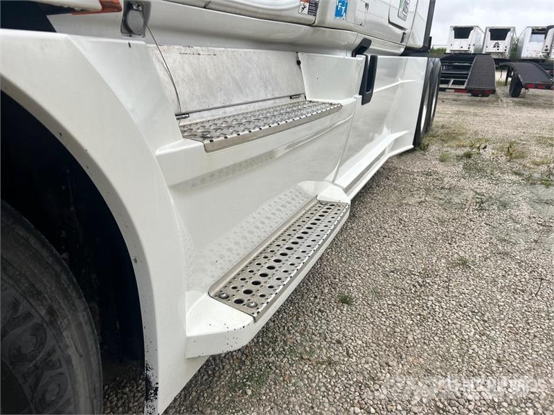 Freightliner Cascadia 126 6x4 T/A Sleeper Truck Tractor Tractor Units