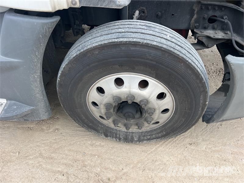 Freightliner Cascadia 125 6x4 T/A Sleeper Truck Tractor Тягачі