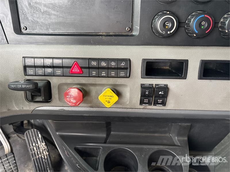 Freightliner Cascadia 126 6x4 T/A Sleeper Truck Tractor Vlačilci