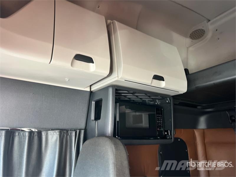 Freightliner Cascadia 126 6x4 T/A Sleeper Truck Tractor Vilcēji