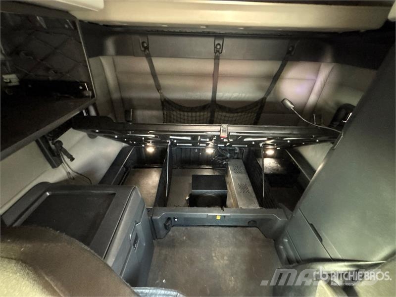 Freightliner Cascadia 126 6x4 T/A Sleeper Truck Tractor وحدات الجر