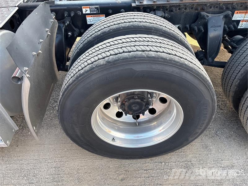 Freightliner Cascadia 126 6x4 T/A Sleeper Truck Tractor Vilcēji