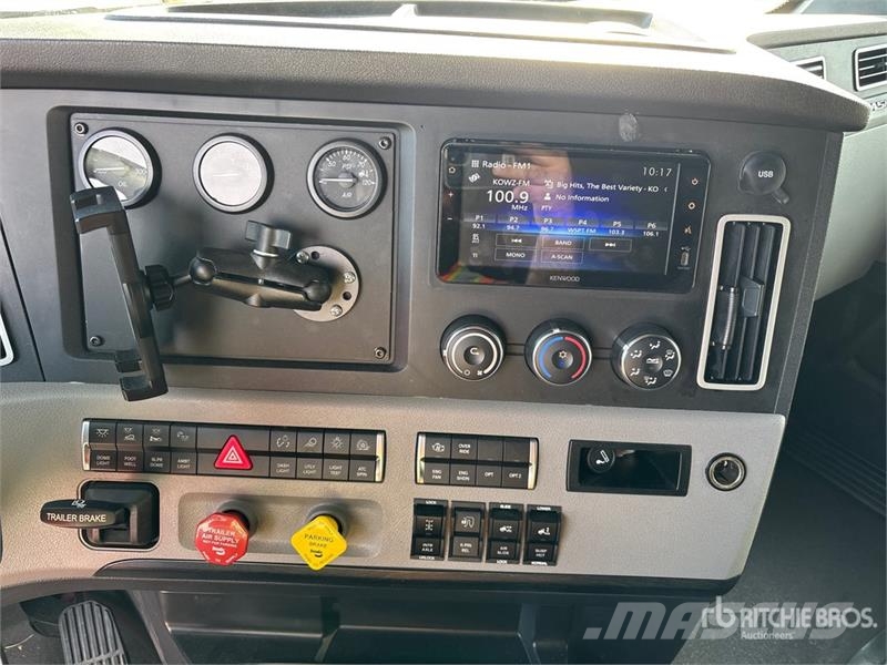 Freightliner Cascadia 126 6x4 T/A Sleeper Truck Tractor Vilcēji