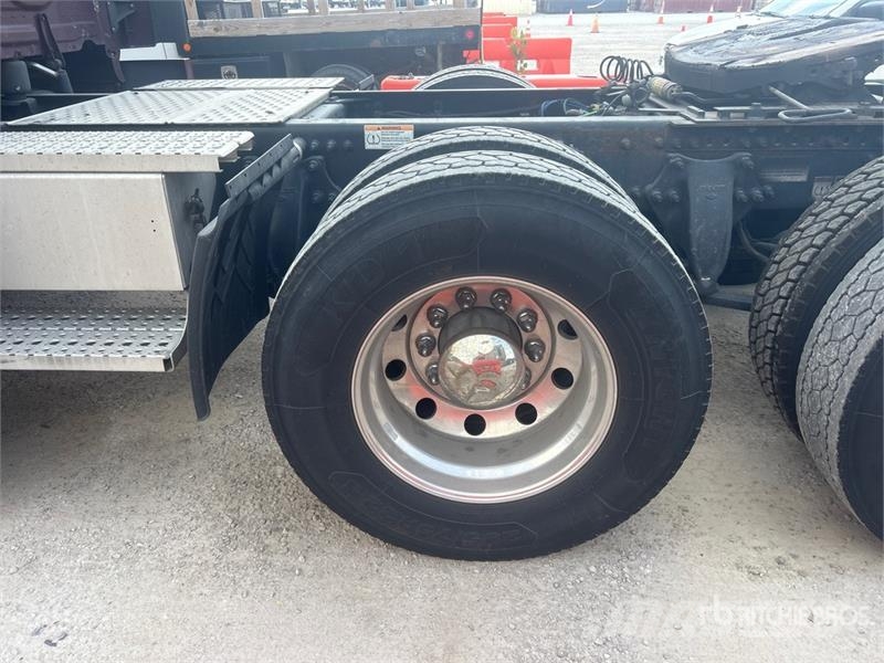 Freightliner Cascadia 126 6x4 T/A Sleeper Truck Tractor Tegljači