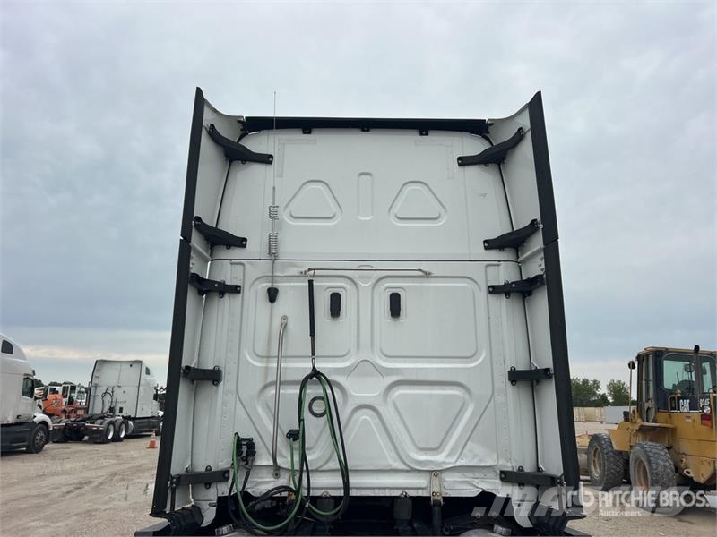 Freightliner Cascadia 126 6x4 T/A Sleeper Truck Tractor Тягачі