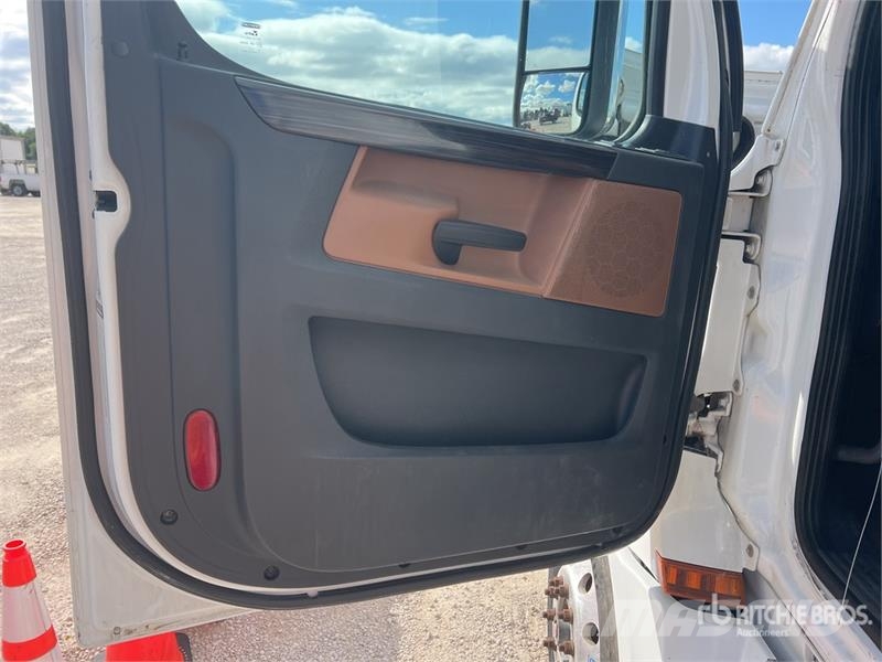 Freightliner Cascadia 126 6x4 T/A Sleeper Truck Tractor Tractor Units