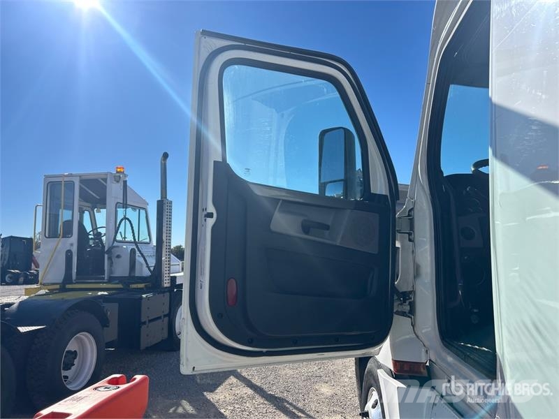 Freightliner Cascadia 126 6x4 T/A Sleeper Truck Tractor Tractor Units