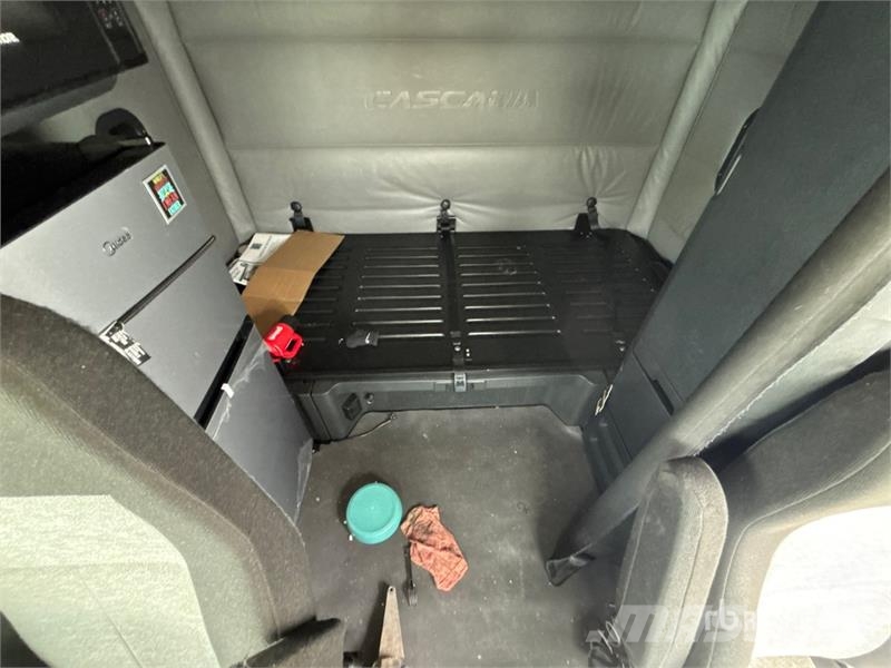 Freightliner Cascadia 126 6x4 T/A Sleeper Truck Tractor (Inoper 트랙터 유닛